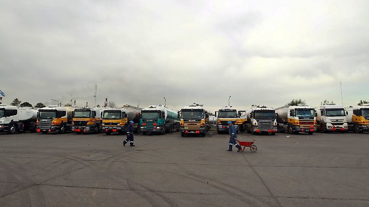 Auf dem Weg zum Endverbraucher: In Buenos Aires streiken die Tankwagenfahrer.