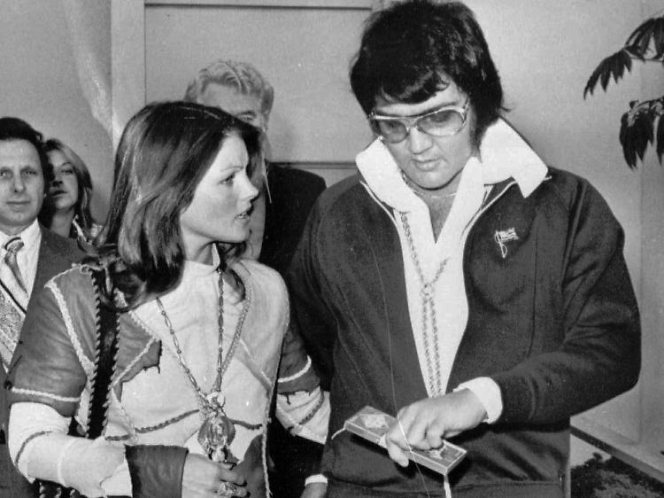 Freundschaftliches Verhalten am Tag ihrer Scheidung: Priscilla und Elvis am 10.10.1973.