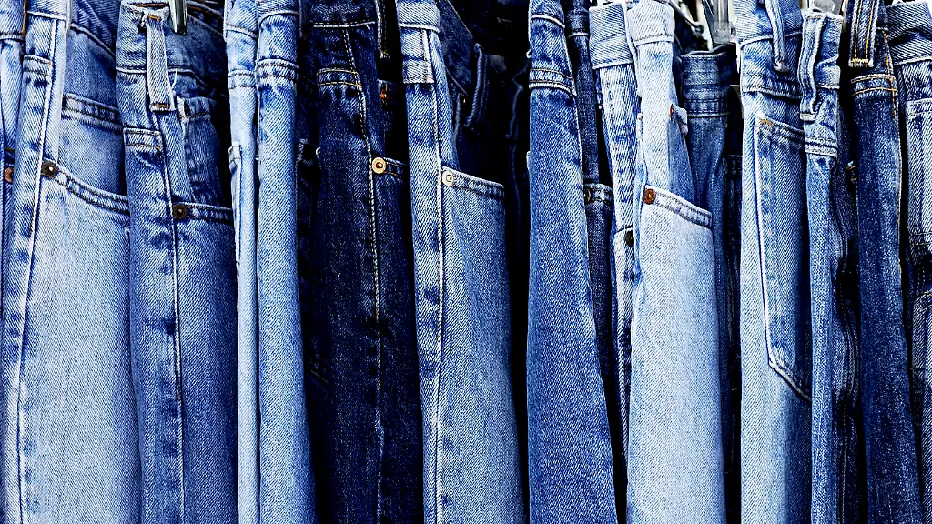 Die-perfekte-Jeans-umspielt-die-Kurven-sitzt-bequem-und-verleiht-der-Traegerin-Selbstbewusstsein-und-Stil