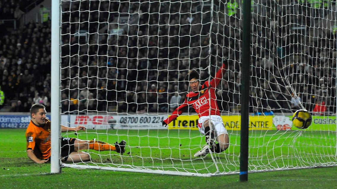 Der Eindruck täuscht: Nicht ManUs Ji-Sung Park erzielte das 2:1 für den Meister, sondern Hulls Andy Dawson.