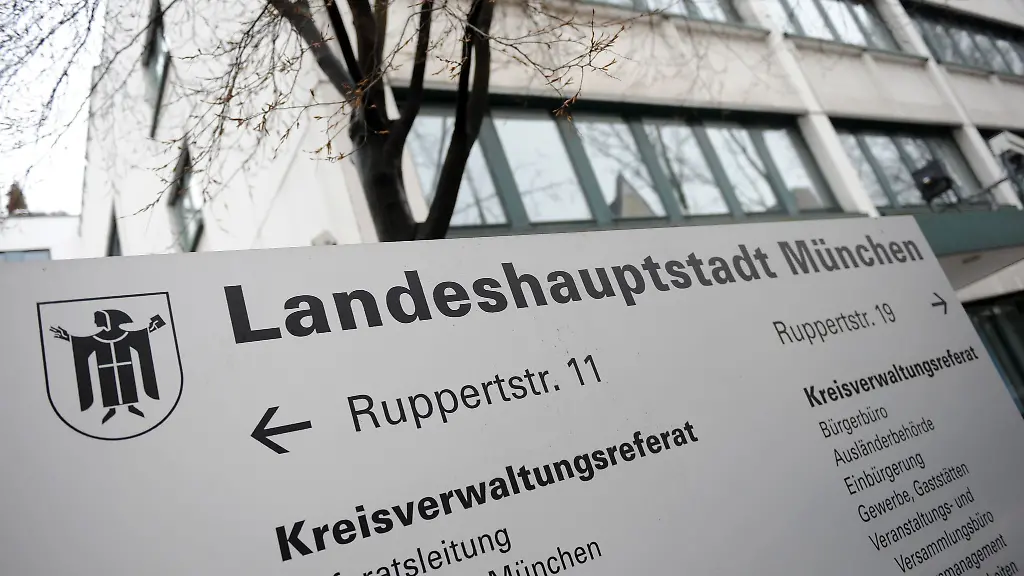 Polizisten-durchsuchten-nach-Hinweisen-von-Kollegen-die-Raeume-der-Auslaenderbehoerde-in-Muenchen