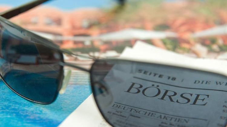 Wer im Urlaub nicht ständig den Börsenteil der Zeitung lesen will, sollte sein Depot urlaubsfest machen. Verlustbremsen lassen sich relativ einfach einbauen.