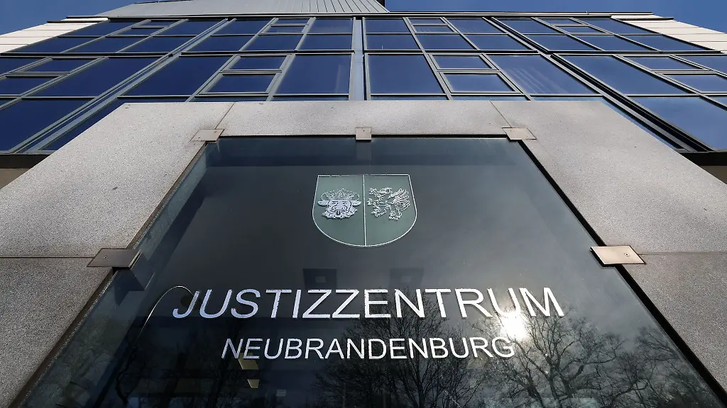 Ein-Mann-aus-dem-Raum-Neubrandenburg-soll-nach-einem-Urteil-des-dortigen-Landgerichts-fuer-mehr-als-neun-Jahre-ins-Gefaengnis