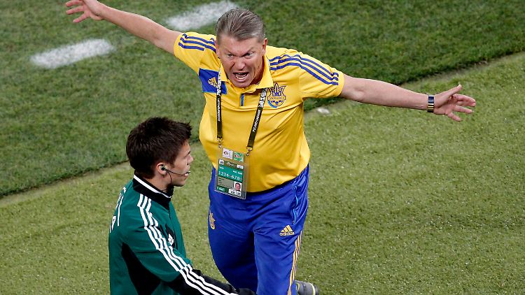 Die Ukrainer um Trainer Oleg Blochin fühlen sich nicht nur um ein Tor betrogen, sondern um das Weiterkommen.