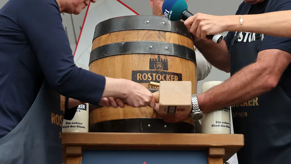 O-zapft-is-auch-in-Warnemuende-bei-der-Hanse-Sail