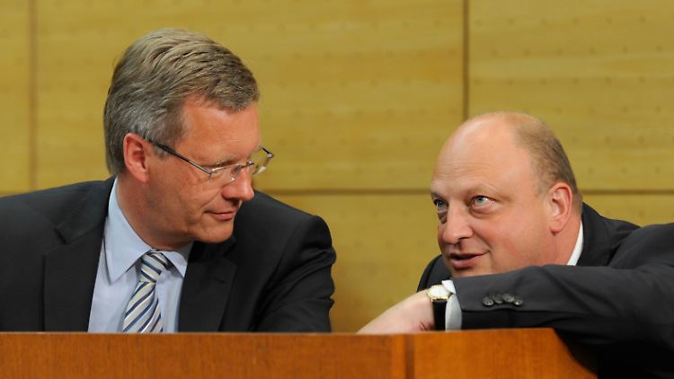 Man sieht sich immer zweimal im Leben: Früher saßen Wulff und Glaeseker noch gemeinsam auf einer Bank.
