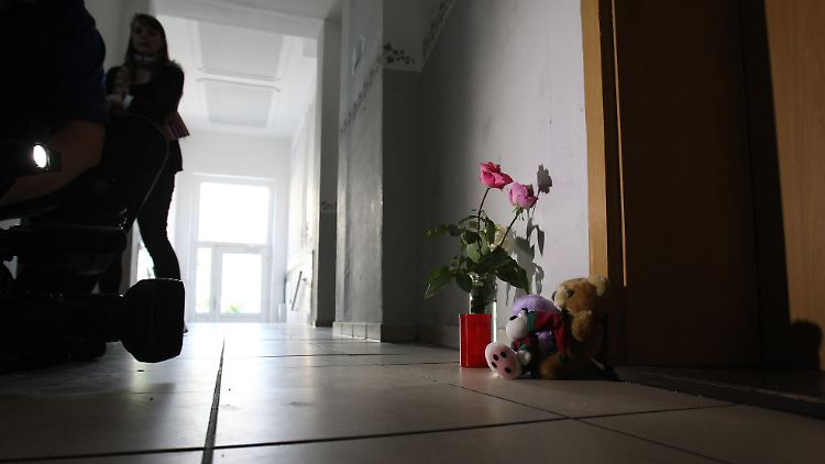 Journalisten vor der Wohnung der Toten.