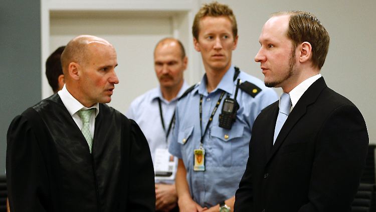 Breivik (rechts) und sein Anwalt Geir Lippestad plädieren auf nicht schuldig, weil Breivik im Sinne des Notrechts sein Volk verteidigt habe.