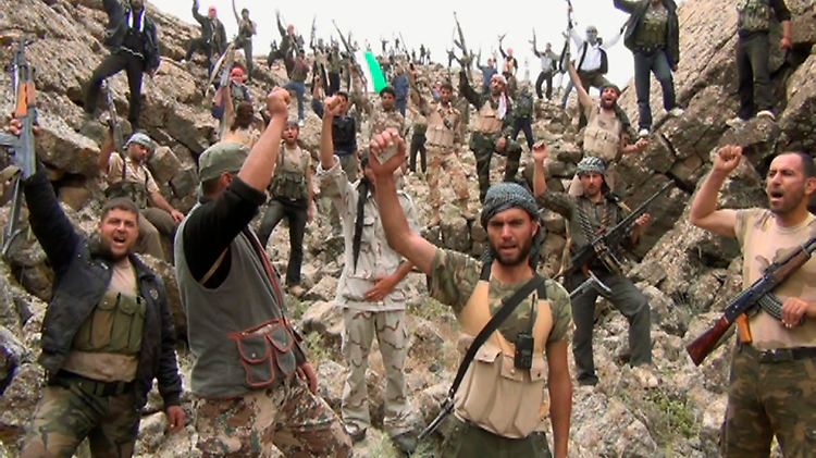 Nicht alle Deserteure fliehen ins Ausland. Etliche schließen sich auch der oppositionellen Freien Syrischen Armee an.