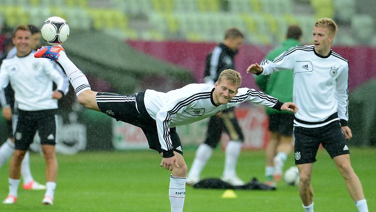 Nur Mario Götze (l.) bleibt auf der Bank, André Schürrle (m.) und Marco Reus spielen (r.).