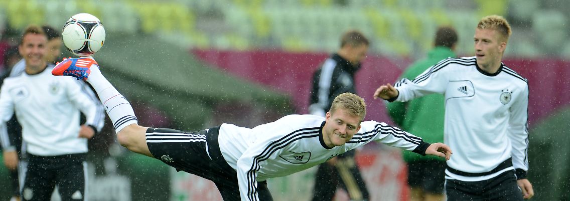 Nur Mario Götze (l.) bleibt auf der Bank, André Schürrle (m.) und Marco Reus spielen (r.).