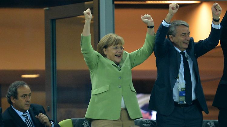 Der Jubel kennt keine Grenzen: Angela Merkel und DFB-Präsident Wolfgang Niersbach.