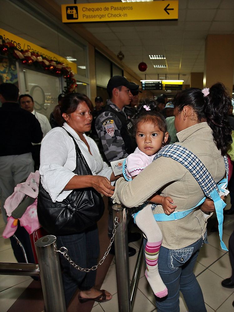 Wartende im Flughafen Mariscal Sucre in Quito, Ecuador.