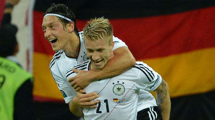 Mesut Özil freut sich über Marco Reus' Treffer zum 4:1.