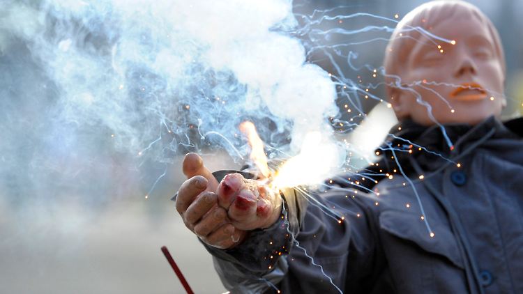 Beim Zusammenspiel von Feuerwerk und Alkohol kann so manches Missgeschick passieren. 