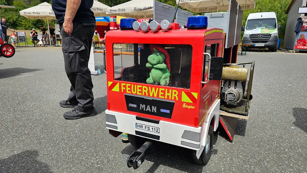 Das-Kinderfeuerwehrauto-der-Feuerwehr-Waischenfeld-begeistert-den-Nachwuchs