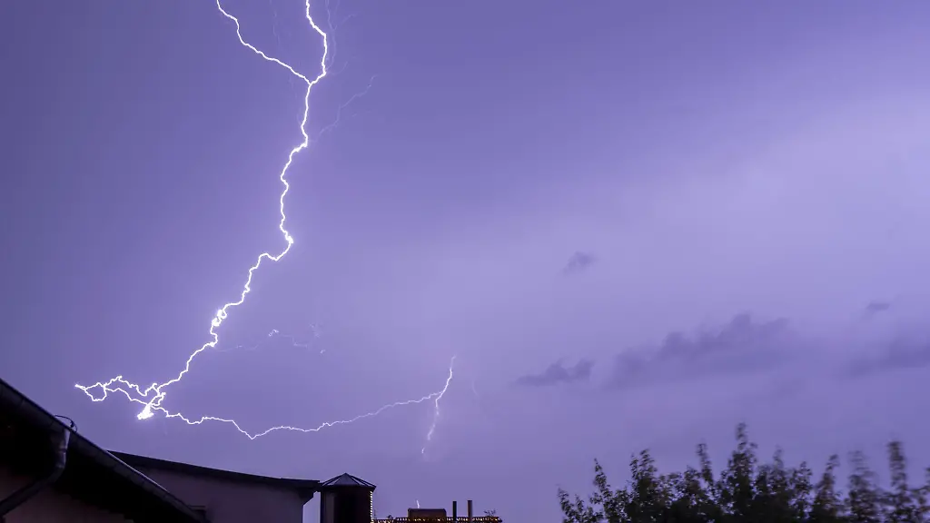 Gewitter-ueber-einer-Wohnsiedlung-in-Magdeburg-In-Sachsen-Anhalt-hat-es-in-diesem-Jahr-erst-etwa-15-000-Mal-geblitzt