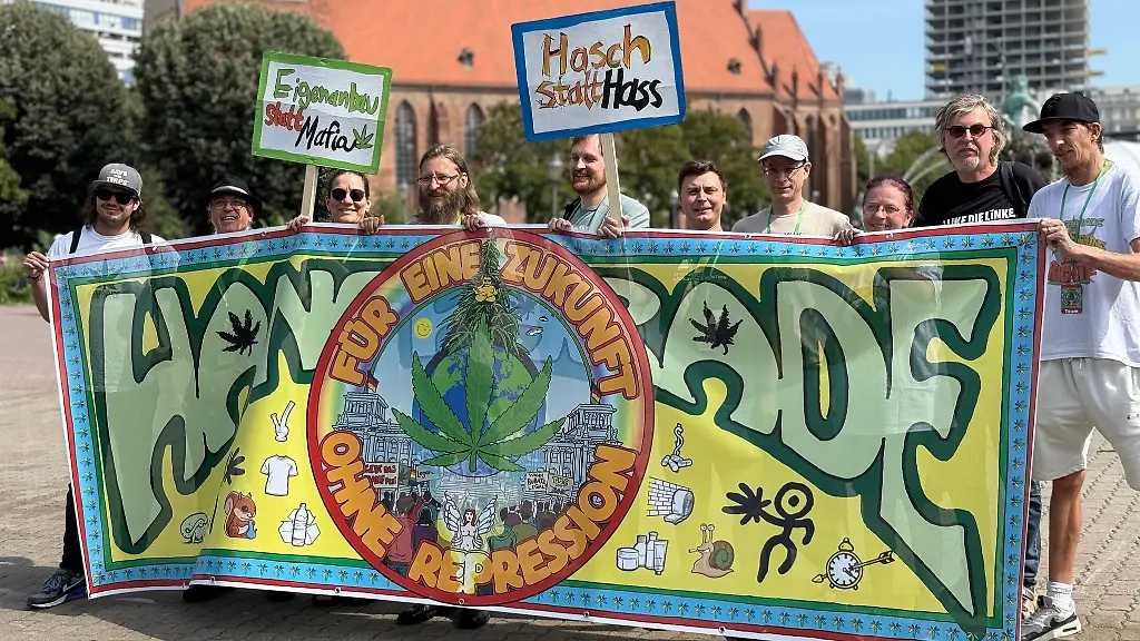 Die-Teilnehmer-der-Hanfparade-demonstrierten-Fuer-eine-Zukunft-ohne-Repression