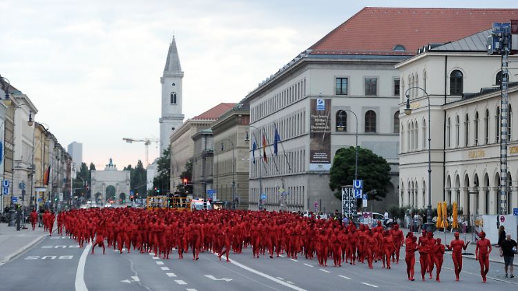 Nein, auf den Bus warten diese Menschen nicht.
