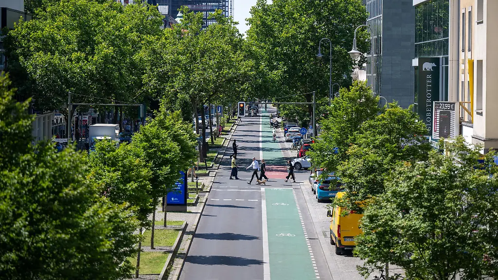 Die-Schlossstrasse-ist-die-wichtigste-Einkaufsmeile-im-Berliner-Suedwesten-die-gleichnamige-U-Bahnhaltestelle-bleibt-ein-Provisorium