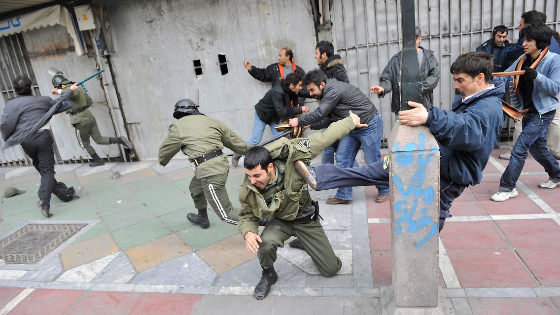 Gewalt und Gegengewalt: Demonstranten und Polizisten in Teheran