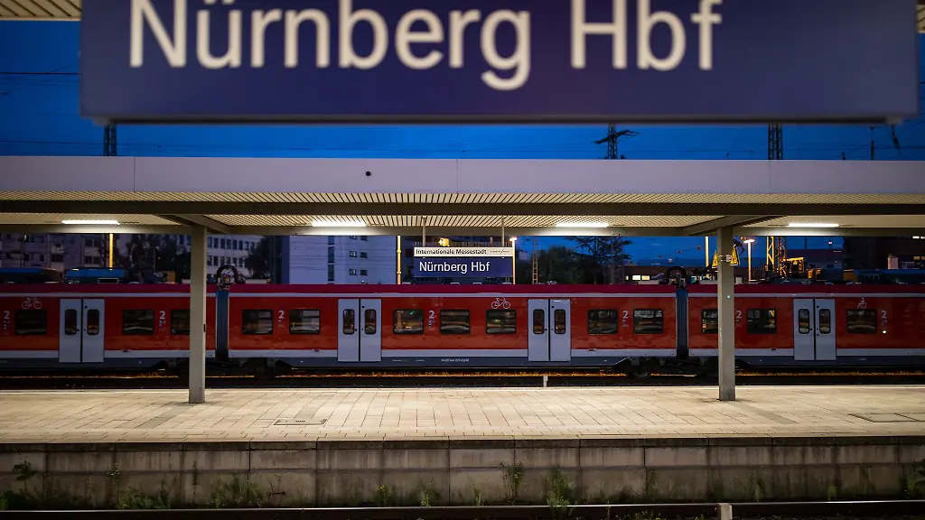 Der-Brand-eines-Triebwagens-sorgte-fuer-die-Sperrung-des-Nuernberger-Hauptbahnhofs