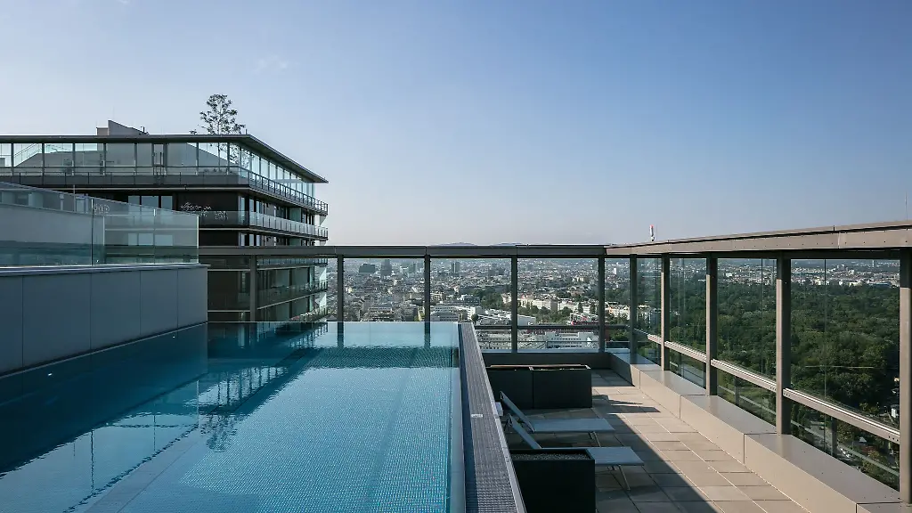 In-Wien-gibt-es-etliche-Hochhaeuser-mit-Schwimmbad-auf-dem-Dach