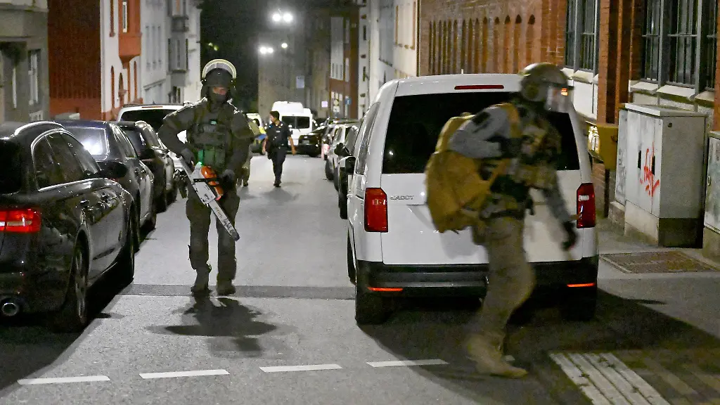 Spezialeinsatzkraefte-im-Einsatz-In-Wuppertal-nahmen-Beamte-in-der-Nacht-zu-Montag-einen-Mann-fest-der-seine-fruehere-Partnerin-mit-einem-Messer-bedroht-haben-soll