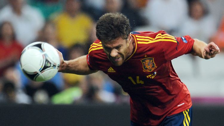 Xabi Alonso köpft Spanien in Führung.