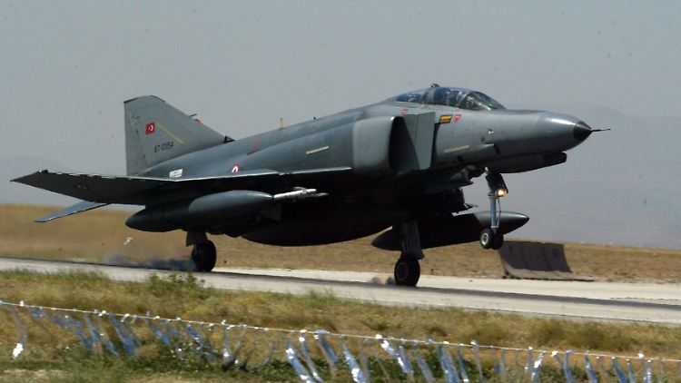 Die F-4 gilt heute als weitgehend veraltet. Die erste Maschine dieses Typs machte Ende der 50er-Jahre ihren ersten Testflug. Heute wird die F-4 vor allem für Aufklärungsmissionen genutzt.