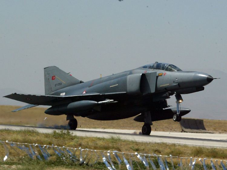 Die F-4 gilt heute als weitgehend veraltet. Die erste Maschine dieses Typs machte Ende der 1950er-Jahre ihren ersten Testflug. Heute wird die F-4 vor allem für Aufklärungsmissionen genutzt.