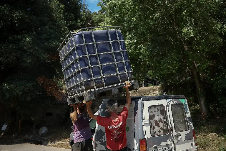 2025-08-08T081440Z-464397879-RC2DQFAHYRAN-RTRMADP-3-SPAIN-WILDFIRES-GOATS