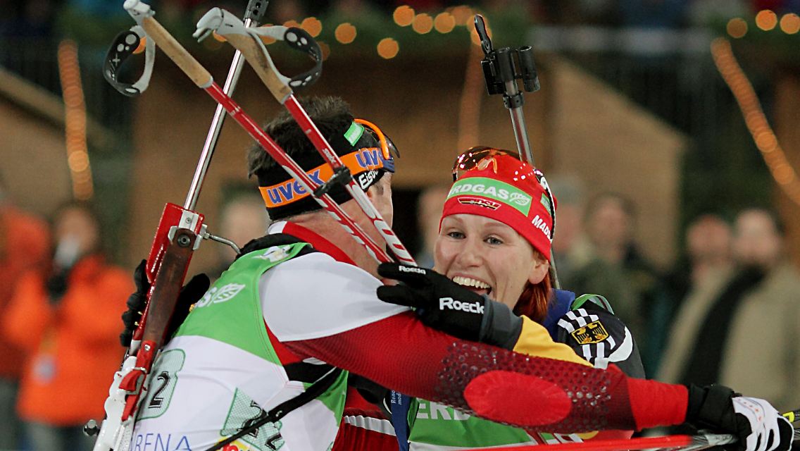 Kati Wilhelm und Christoph Sumann freuen sich über den Sieg.