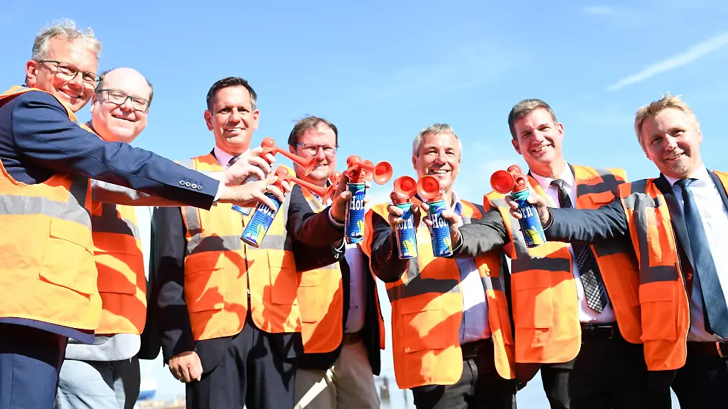 Ministerpraesident-Lies-Umweltminister-Meyer-und-weitere-Gaeste-geben-gemeinsam-das-Startsignal-fuer-den-Bau-des-neuen-Grossschiffsliegeplatzes-in-Emden