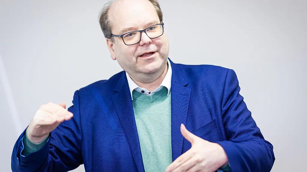 Minister-Meyer-freut-sich-darueber-dass-in-Emden-kuenftig-alte-Schiffe-recycelt-werden-koennen-Archivbild