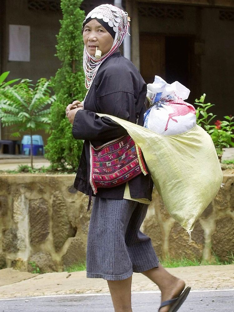 Frau aus dem Volk der Akha im Dorf Mae Mor in der provinz Chiang Rai.