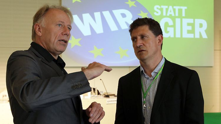 Der Fraktionsvorsitzende Trittin im Gespräch mit dem irischen Grünen-Chef Eamon Ryan (r), der Gast beim Parteitag in Berlin war.