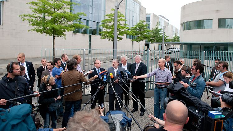Die Ministerpräsidenten Haseloff, Beck, Kretschmann und Seehofer vor dem Kanzleramt.