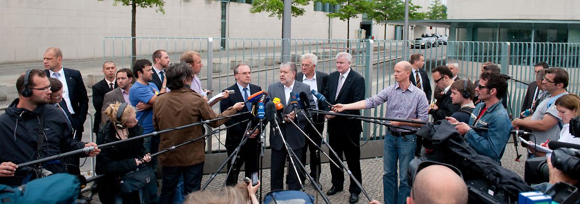 Die Ministerpräsidenten Haseloff, Beck, Kretschmann und Seehofer vor dem Kanzleramt.