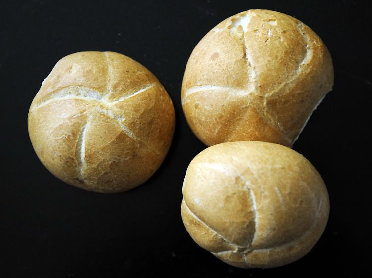 Besondere Aufregung erweckte der Fall einer 59-Jährigen, der nach 20 Jahren Betriebszugehörigkeit gekündigt wurde. Sie soll drei Brötchen gestohlen haben.