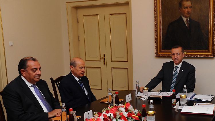 Beim türkischen Ministerpräsidenten Erdogan jagt eine Krisensitzung die nächste.