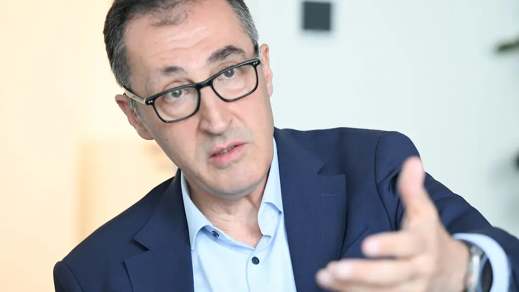 Cem-Oezdemir-will-soziale-Medien-mit-einer-Altersgrenze-belegen