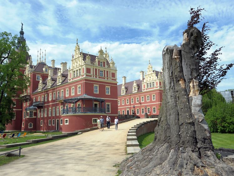 Das Schloss im Muskauer Park fiel im April 1945 einer Brandstiftung zum Opfer. Heute erstrahlt es in neuem Glanz.