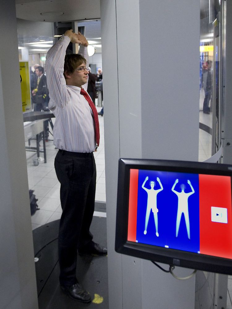 Passagier bei der Sicherheitskontrolle am Flughafen Amsterdam-Schiphol.