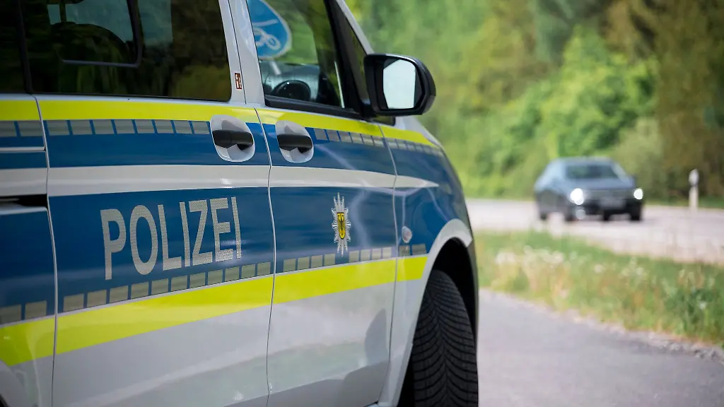 Der-Wagen-hat-das-Polizeiauto-gegen-eine-Betonwand-geschoben