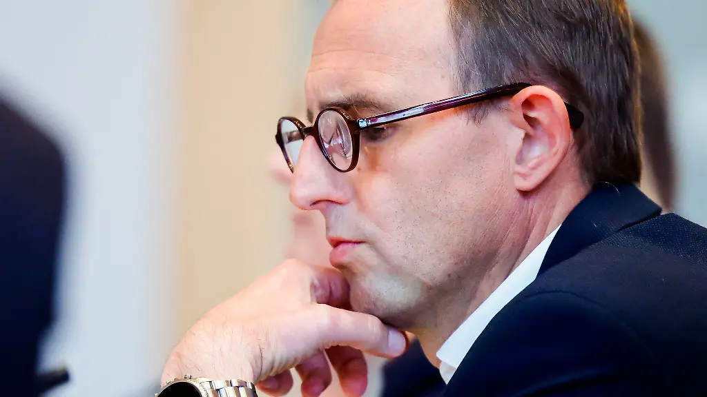 Schleswig-Holsteins-Digitalisierungsminister-Dirk-Schroedter-CDU-berichtet-ueber-eine-Datenpanne-bei-Wechsel-zu-Open-Source-Software