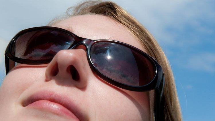 Die Augen mögen keine Sonne - selbst, wenn Wolken am Himmel stehen, sollte die Sonnenbrille griffbereit sein, am besten eine mit ausreichend UV-Schutz. 