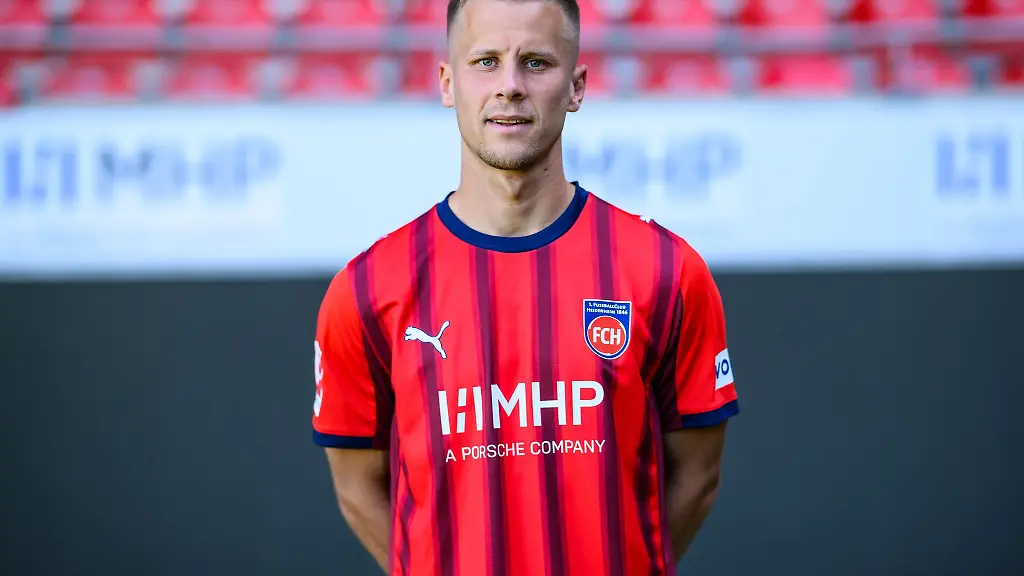 Der-1-FC-Heidenheim-gibt-leichte-Entwarnung-nach-der-Kopfverletzung-von-Adrian-Beck