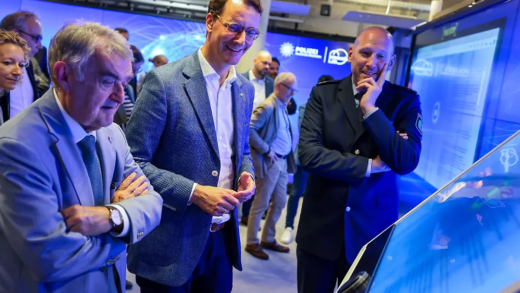 Innenminister-Herbert-Reul-CDU-und-Ministerpraesident-Hendrik-Wuest-CDU-lassen-sich-von-Leiter-Dominic-Reese-v-li