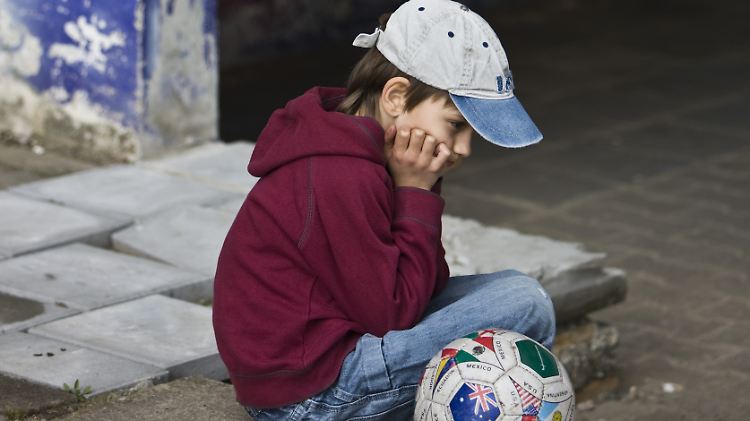 Müssen Kinder im Verein Fußball spielen? Erwartet werden von Karlsruhe Anmerkungen zu einem soziokulturellen Existenzminimum.